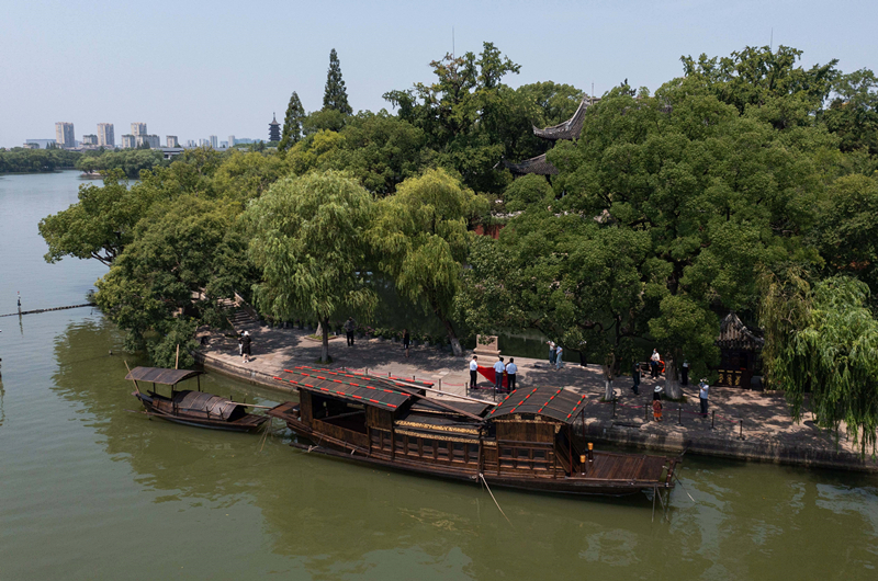 2022年7月27日，南湖紅船?？吭谡憬〖闻d市南湖旅游區(qū)的湖心島旁。