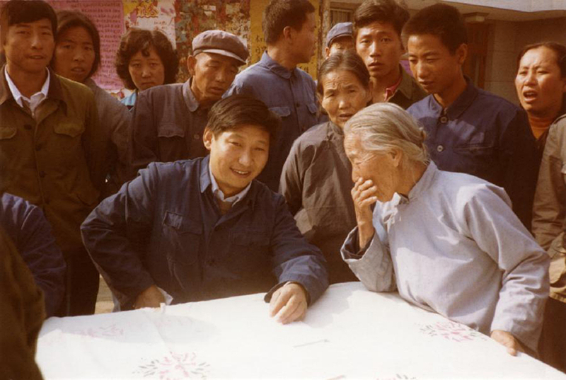 1983年，時任河北正定縣委書記的習近平（前排居中），臨時在大街上擺桌子聽取老百姓意見。