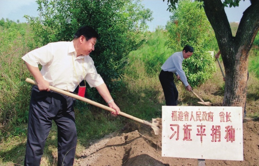 2001年10月，習(xí)近平在龍巖市長汀縣調(diào)研水土流失治理工作，在河田世紀(jì)生態(tài)園為樹培土。圖源：《習(xí)近平在福建（下）》