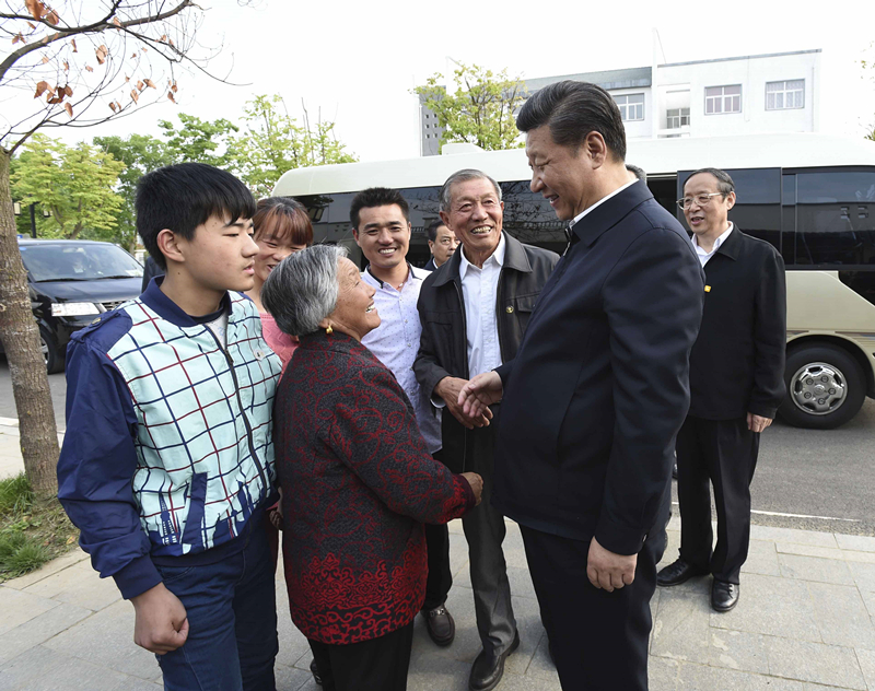 2016年4月25日，習(xí)近平在安徽省滁州市鳳陽(yáng)縣小崗村看望當(dāng)年大包干帶頭人嚴(yán)金昌（右三）一家。