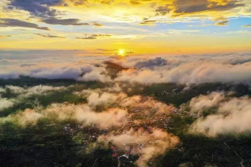 圖為云霧繚繞的軍營(yíng)村，群山盡翠，紅瓦掩映。廈門(mén)市委宣傳部供圖