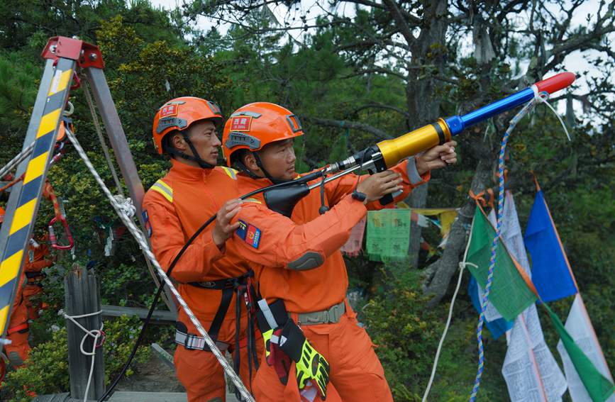 發(fā)射拋投器 。西繞拉翁攝