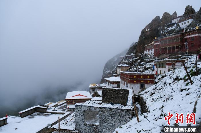 位于孜珠山頂?shù)乃聫R被云霧環(huán)繞，猶如仙境。　江飛波 攝