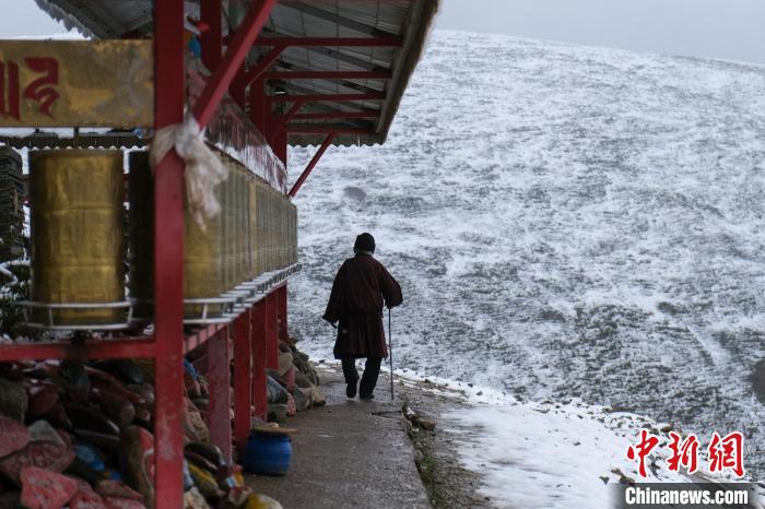 孜珠寺與雪山風(fēng)光。　江飛波 攝