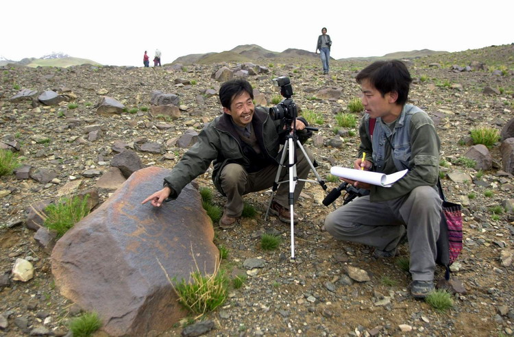 這是科考人員在考察加林山巖畫。（唐召明2001年攝）.jpg