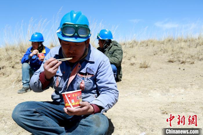 青海藏鄉(xiāng)脫貧致富見聞：“電通了，日子也富裕了”