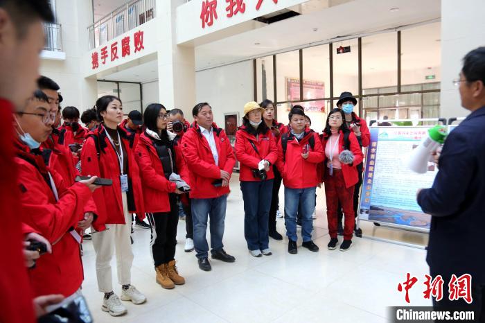 圖為中外媒體采訪三江源國家公園瀾滄江源園區(qū)生態(tài)保護(hù)成效?！?zhí)砀?攝