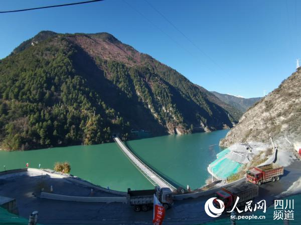 這條單跨353米索道橋，是全國最長的民用重載索道橋，技術(shù)要求高，施工難度極大。僅完成進行便道、索道橋施工就用了一年時間。郭瑩 攝