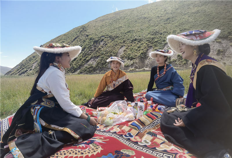 拉姆和她的朋友們在砂場修復(fù)點耍壩子。甘孜州石渠生態(tài)環(huán)境局供圖