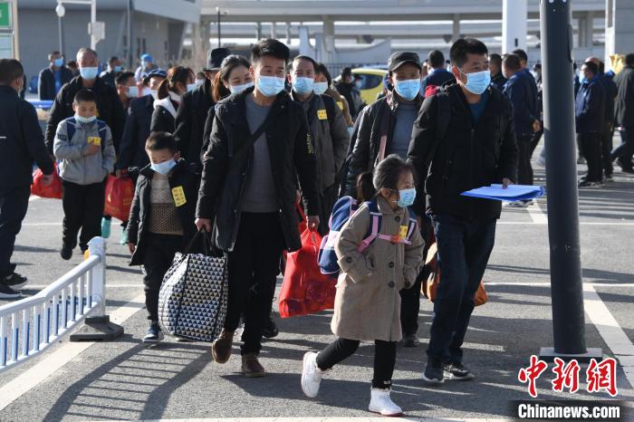 圖為搬遷民眾剛出火車站?！《P 攝