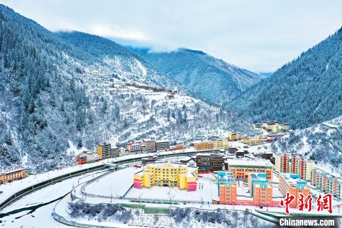 壤塘的雪后美景?！∪捞量h融媒體中心供圖