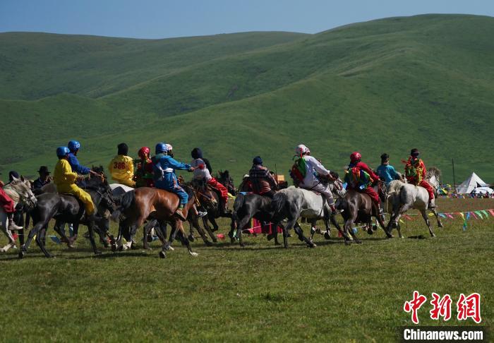 圖為選手進行3000米賽馬比賽。　馬銘言 攝