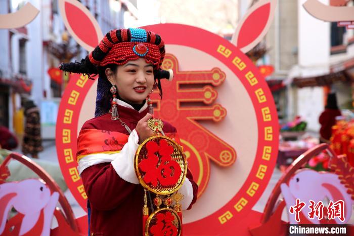 身著嘉絨藏族服飾的丹巴女孩送祝福?！〖o 攝