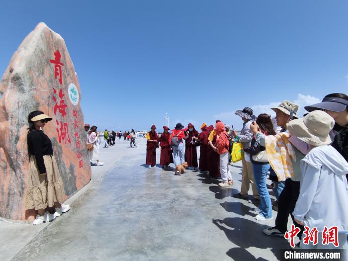 圖為航拍青海湖美景引游客拍照打卡?！∑钤鲚?攝