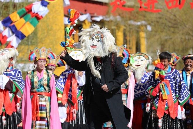 60歲的老奶奶，不會漢語，卻能唱京??！一曲《北京的金山上》瞬間捕獲了觀眾的心。