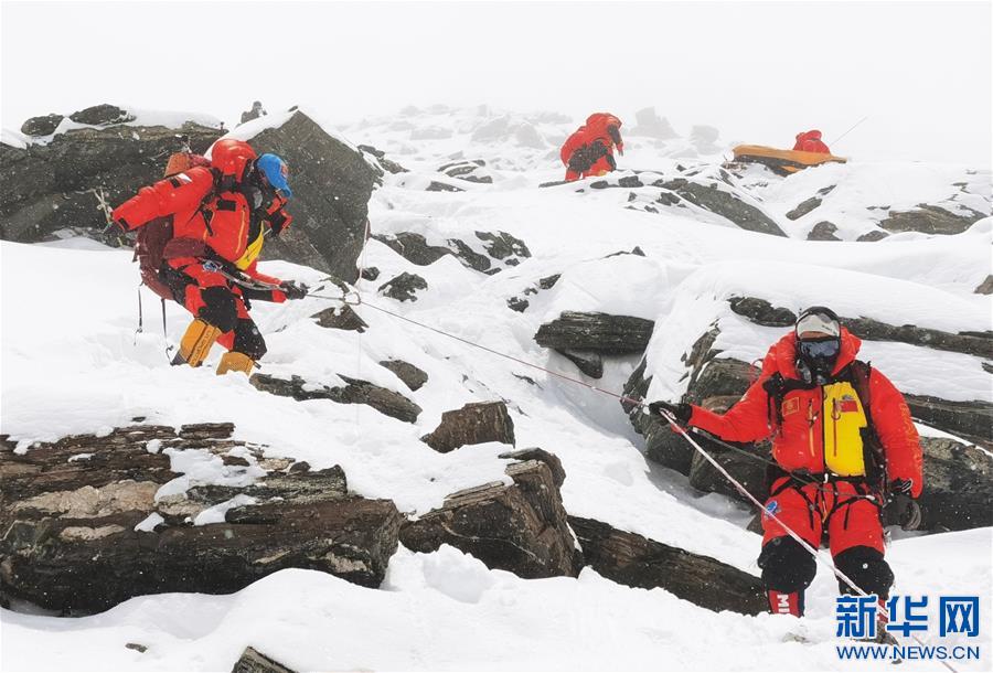 （2020珠峰高程測(cè)量）（1）珠峰高程測(cè)量登山隊(duì)撤回前進(jìn)營(yíng)地 登頂日期將再調(diào)整