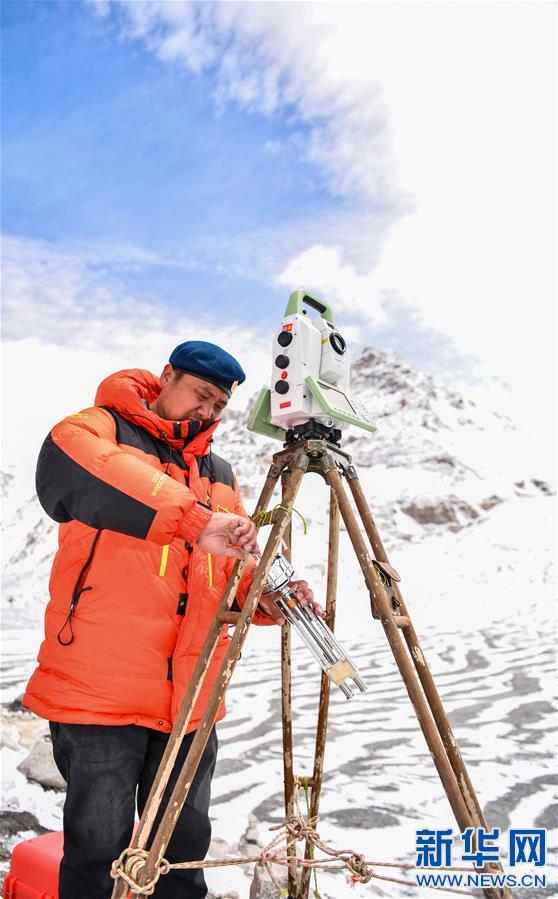 （2020珠峰高程測量）（6）自然資源部第一大地測量隊對珠峰峰頂進行交會觀測