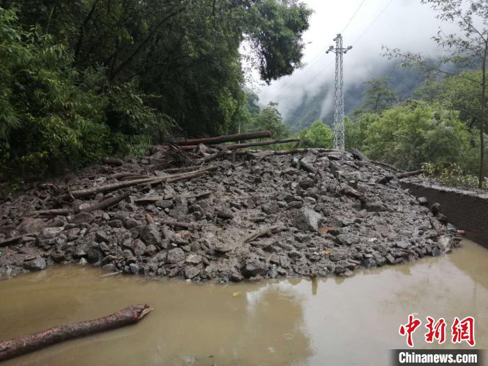 圖為7月21日，G318線川藏公路林芝巴宜區(qū)至波密縣路段因自然災(zāi)害中斷。林芝市巴宜區(qū)公安局 供圖