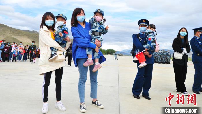 駐藏空軍在拉薩舉辦第三屆軍營開放日飛行訓(xùn)練展示受追捧