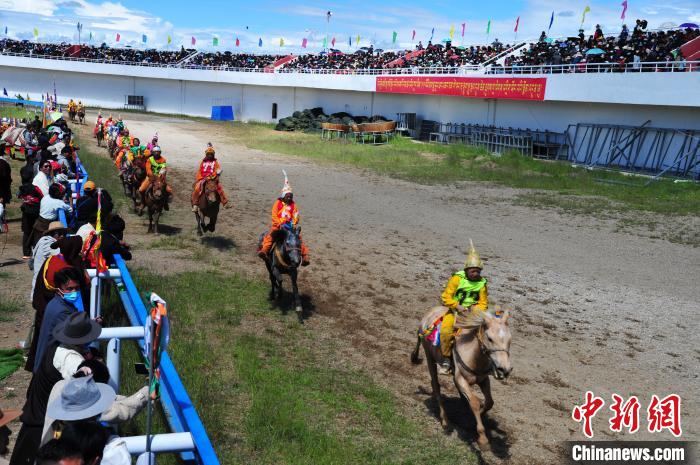 圖為少年騎手騎乘沒(méi)有馬鞍的賽馬，靠雙腳夾住馬馳騁在跑道上?！垈?攝