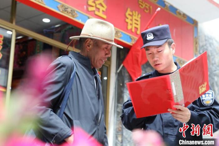 圖為民警在邊境村莊宣傳邊境政策法規(guī)。　亞?wèn)|出入境邊防檢查站供圖 攝