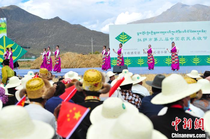 圖為農(nóng)牧民在欣賞文藝表演。　張偉 攝