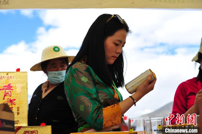 圖為拉薩市民在特色農(nóng)畜產(chǎn)品展示展銷會上選購商品。　張偉 攝