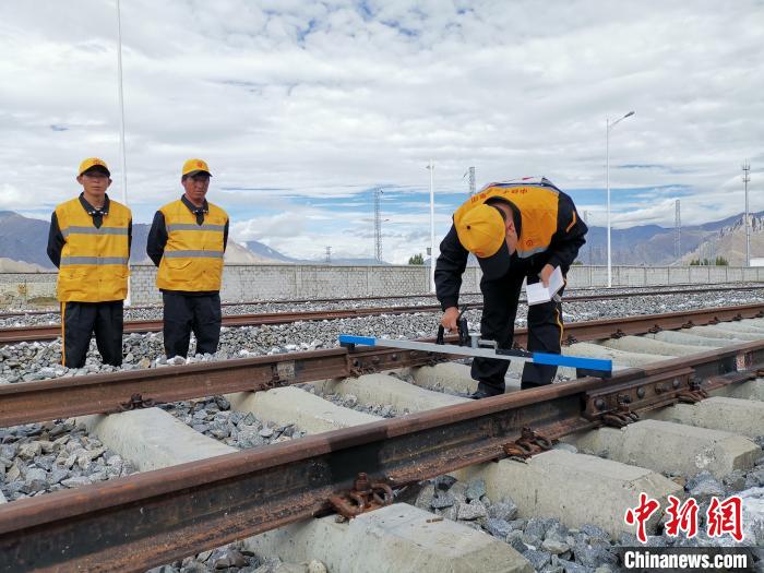 圖為參賽選手在比賽項目中用軌距尺測量鋼軌距離。　趙延 攝