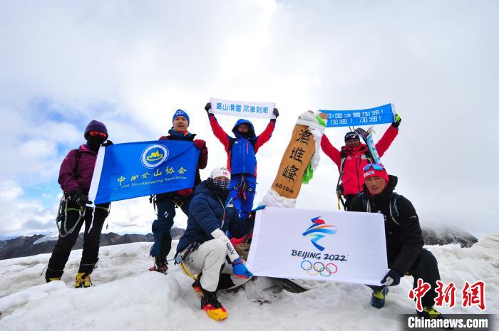 圖為5日，登山者在洛堆峰頂合影?！垈?攝