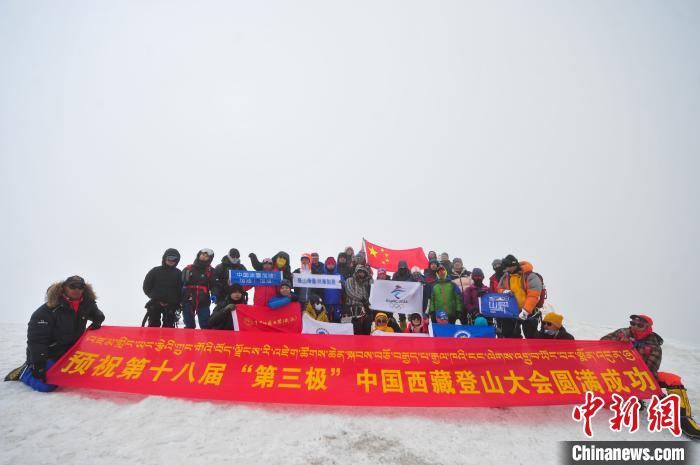 圖為5日，登山者在洛堆峰頂合影。　張偉 攝