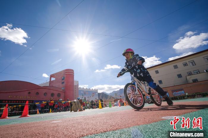 圖為拉薩市實(shí)驗(yàn)幼兒園孩子們正在練習(xí)滑步車。　何蓬磊 攝