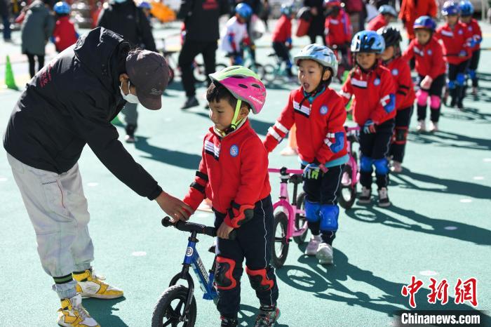 圖為拉薩市實驗幼兒園孩子們在教練的指導下練習滑步車。　何蓬磊 攝