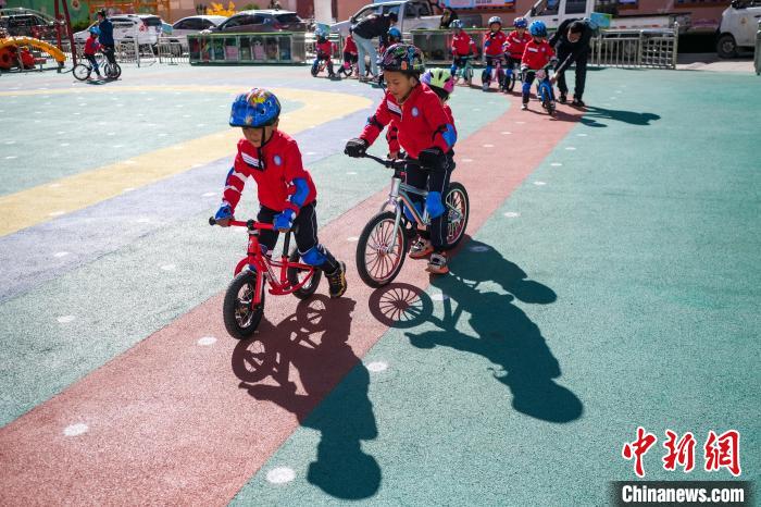 圖為拉薩市實驗幼兒園孩子們正在練習滑步車。　何蓬磊 攝