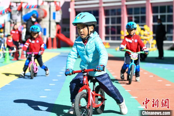 圖為拉薩市實驗幼兒園孩子們正在練習滑步車。　何蓬磊 攝