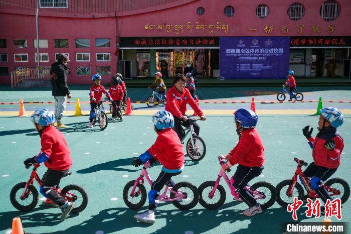 圖為拉薩市實驗幼兒園孩子們正在練習滑步車。　何蓬磊 攝