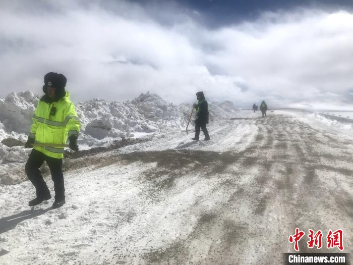 資料圖為，西藏安多交警在唐古拉山埡口除冰作業(yè)。西藏安多縣公安局 供圖