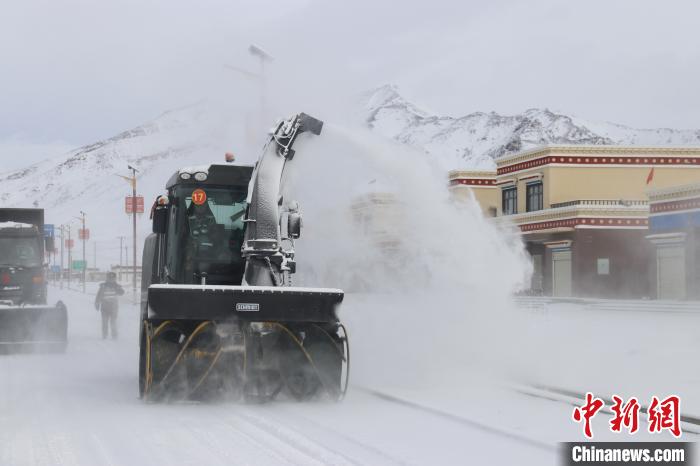 圖為該支隊官兵正在清理路面積雪?！《崦刺?攝