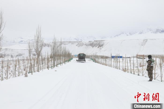 圖為救援官兵正在緊急清理路面積雪?！《崦刺?攝