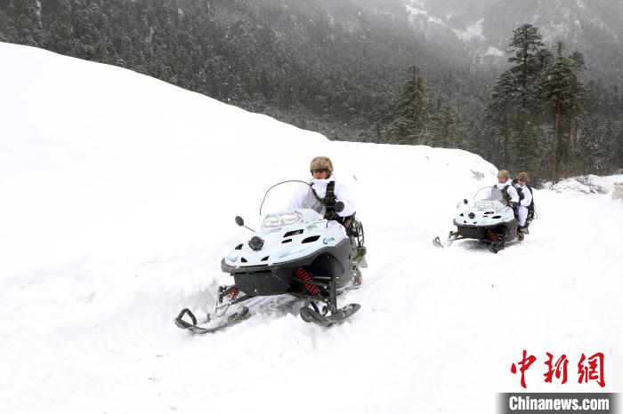 圖為雪地摩托車開路?！⊙鸩?攝