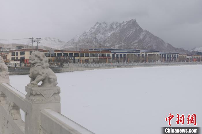 圖為2月5日傍晚時分的西藏阿里獅泉河鎮(zhèn)雪景?！⊥跏啦?攝