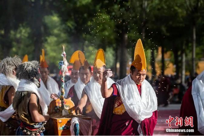 資料圖：扎什倫布寺跳神活動(dòng)結(jié)束后，僧眾依次拋撒“切瑪”盒中的青稞祈福。<a target='_blank' ><p  align=