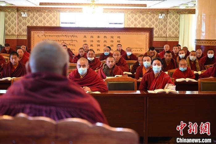 3月23日，記者走進位于拉薩的西藏佛學(xué)院，探訪宗教學(xué)府的新學(xué)期。圖為佛學(xué)院學(xué)員正在上課。<a target='_blank' ></p><p  align=