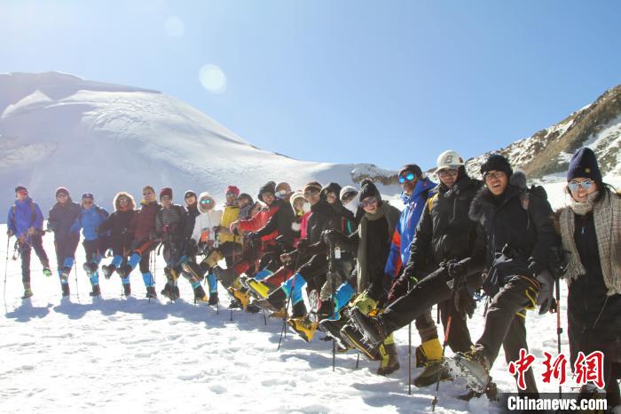 拉薩兩處冰川景點為旅客開放冰雪體驗