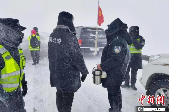 強降雪后，西藏安多縣警方在國道109線唐古拉山段開展除雪保通工作。　安多縣公安局 供圖 攝