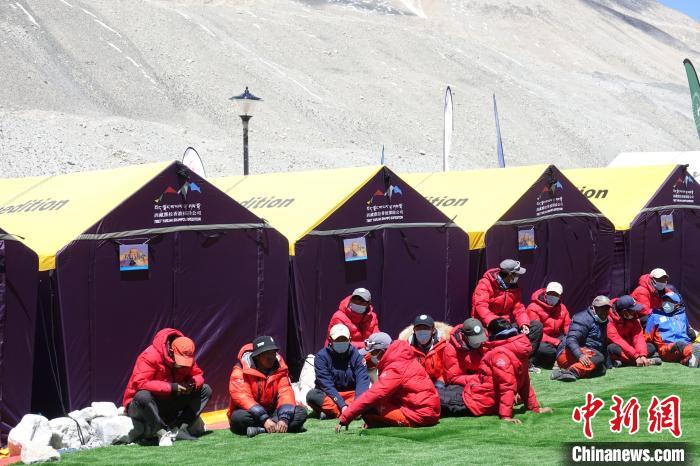 5月9日，登山隊員在珠峰北坡登山大本營歇息?！∪轿木?攝