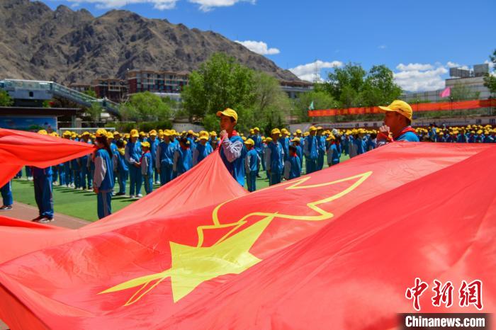 圖為拉薩市堆龍德慶區(qū)堆龍姜昆黃小勇希望小學(xué)學(xué)生在操場(chǎng)入隊(duì)儀式。　貢嘎來松 攝