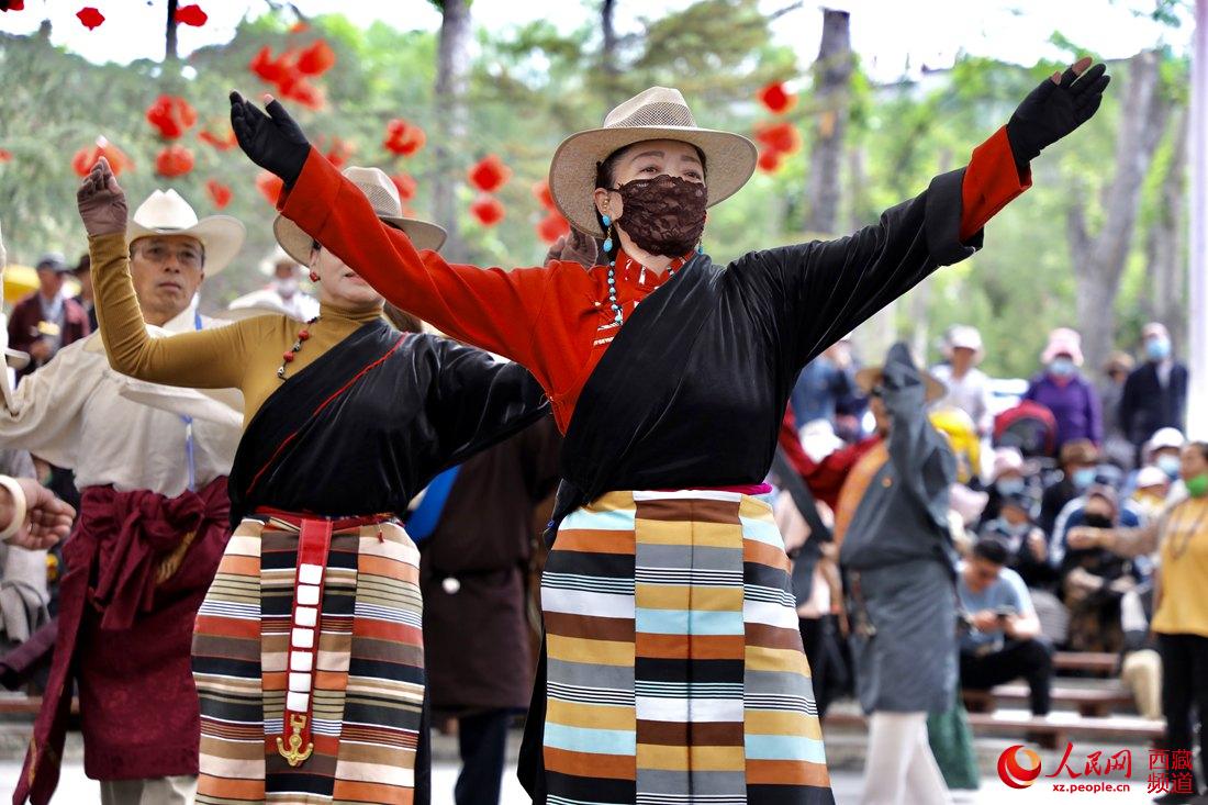 拉薩市民在宗角祿康公園跳鍋莊舞。人民網(wǎng) 次仁羅布攝