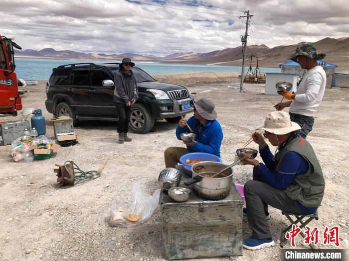 在“世界屋脊”上作業(yè)，中國科考隊員衣、食、住、行有何特色？