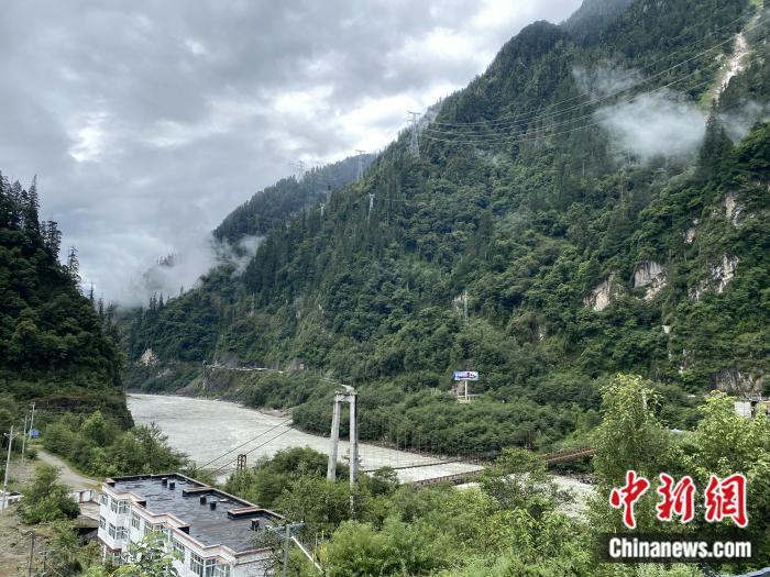 險(xiǎn)山急流中的兩座橋。彭寧鈴 攝