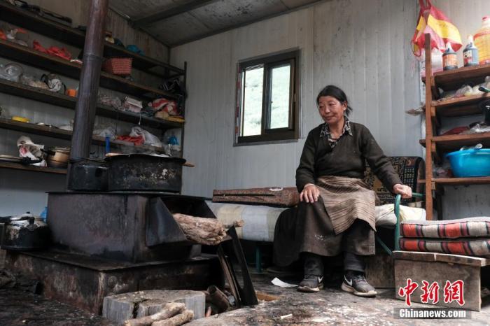 圖為8月6日，“玉麥姐妹”央宗在自家牧場放牧點的小屋里，她傳承了父親的生活習(xí)慣，喜歡待在牧場。 <a target='_blank' ></p><p  align=